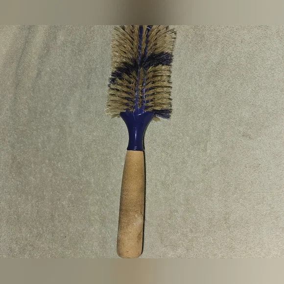 100% BOAR BRISTLE SALON GRADE ROUND BRUSH. STRONG FOAM COVERED HANDLE. GRABS👍 - Picture 2 of 4